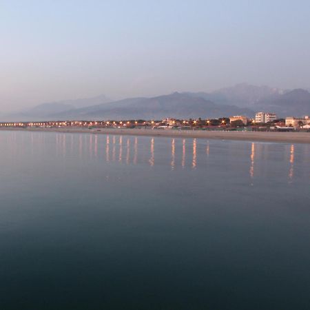 Hotel Azzurra Marina di Pietrasanta Exterior photo