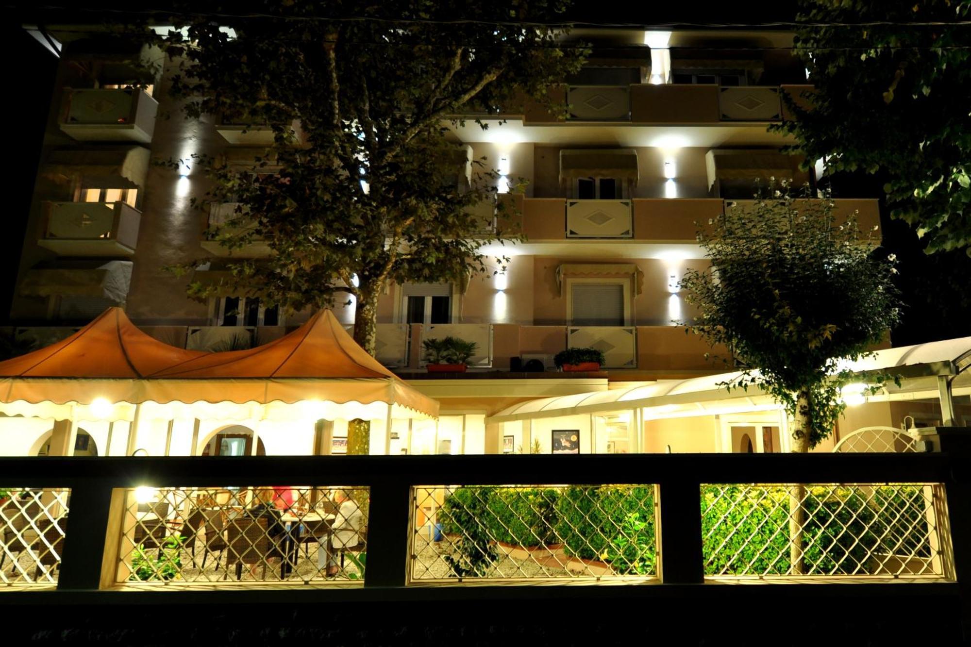 Hotel Azzurra Marina di Pietrasanta Exterior photo