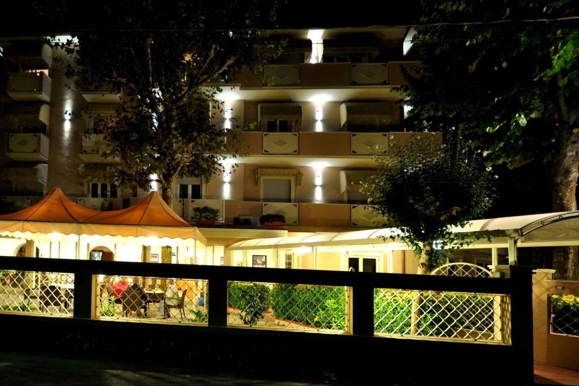 Hotel Azzurra Marina di Pietrasanta Exterior photo