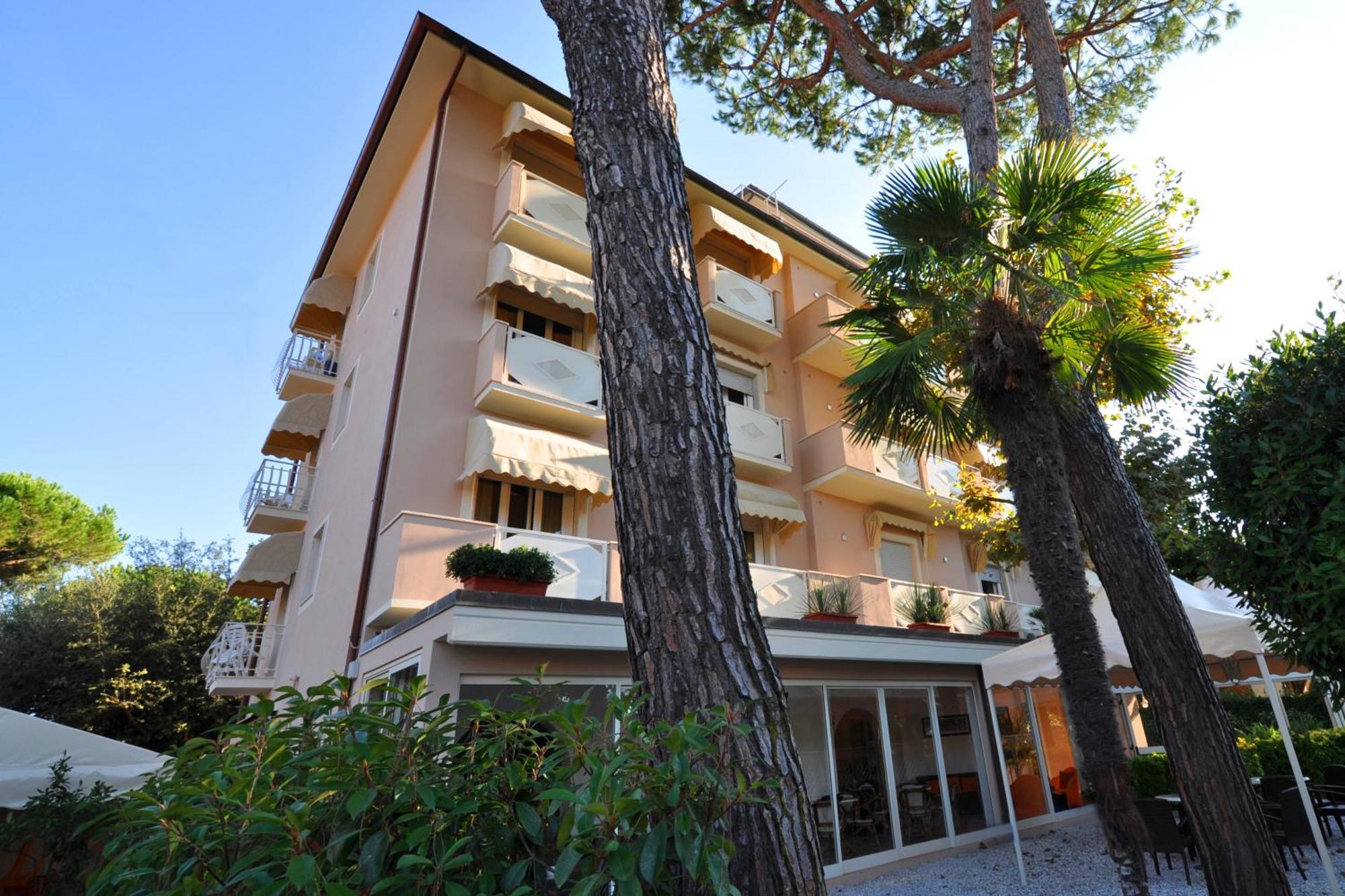 Hotel Azzurra Marina di Pietrasanta Exterior photo